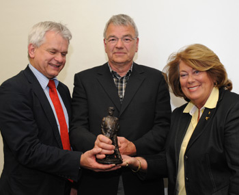 Siegfried-Schmitt-Preisträger Lothar Herrmann, Handball Jugendtrainer aus Groß Zimmern mit den Beiratsmitgliedern Ralf-Rainer Klatt und Margrit Schäfer Siegfried-Schmitt-Preisträger Lothar Herrmann, Handball Jugendtrainer aus Groß Zimmern mit den Beiratsmitgliedern Ralf-Rainer Klatt und Margrit Schäfer